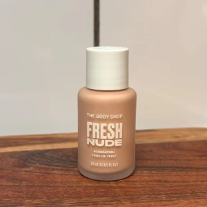 The Body Shop Fresh Nude Foundation - Foundation från The Body Shop i serien Fresh Nude, färgen 2C. Jag har tre stycken flaskor så hör av er angående hur många ni vill ha.