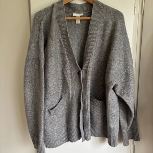 Grå oversized kofta  - Oversized kofta från Monki 