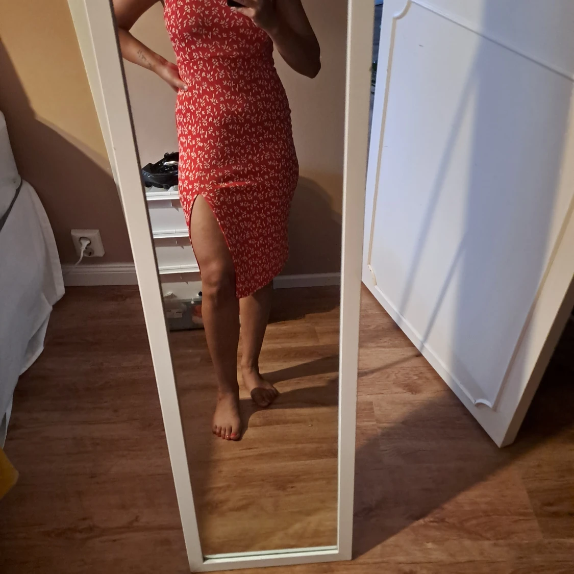 Röd blommig klänning med slits