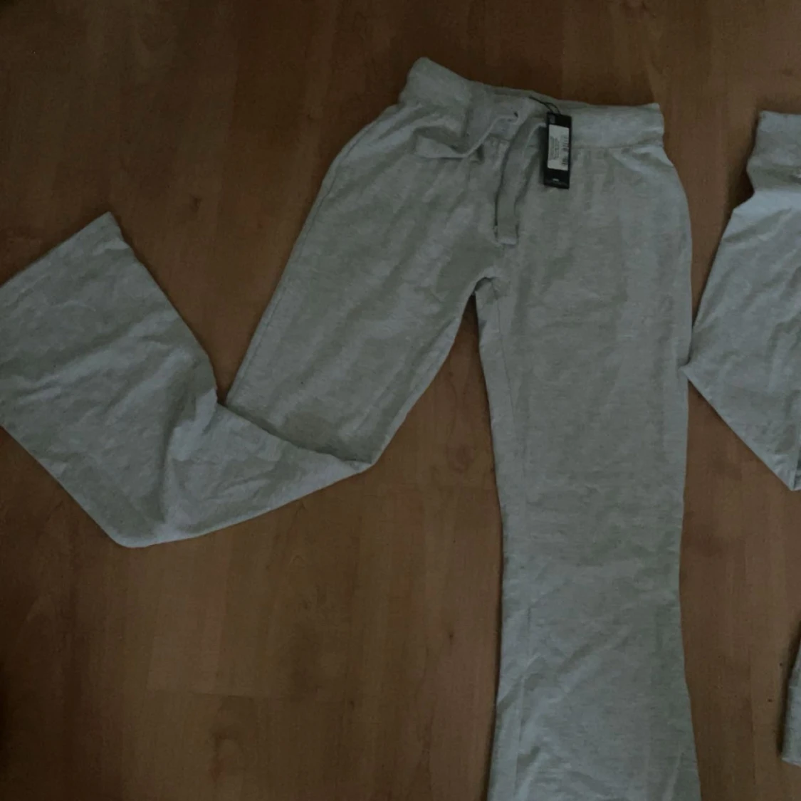 Ljusgrå hoodie från PrettyLittleThing - 2