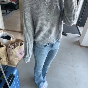 Grå tröja från only - Grå tröja i bra skick säljs pga för liten. Som man ser på bilden har den en tendens att visa magen när man lyfter armarna högt! Pris kan diskuteras!