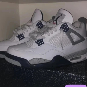 Nike Air Jordan 4 midnight navy - De är äkta men det är gamla bilder. De är lite andvända och man kan se det, så därför är priset lite lägre. Skriv om du är intresserad och vill ha mer bilder. Pris kan diskuteras..