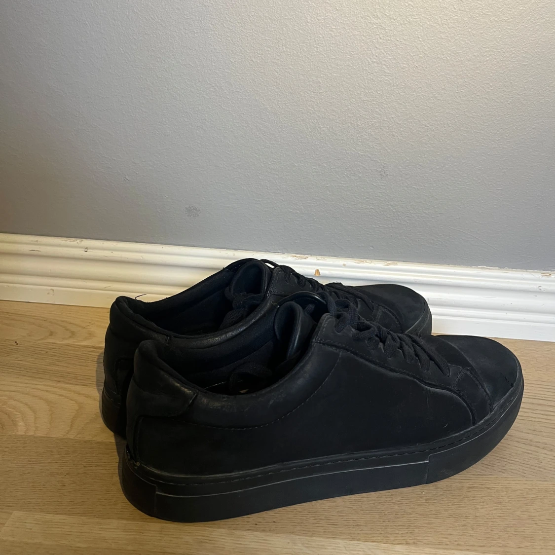 Svarta sneakers i mocka från vagabond  - 2