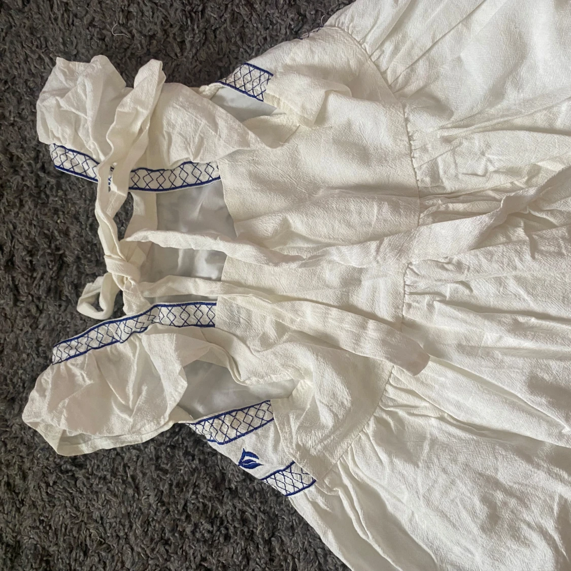 Vit blus med blå broderier och knyt - 1