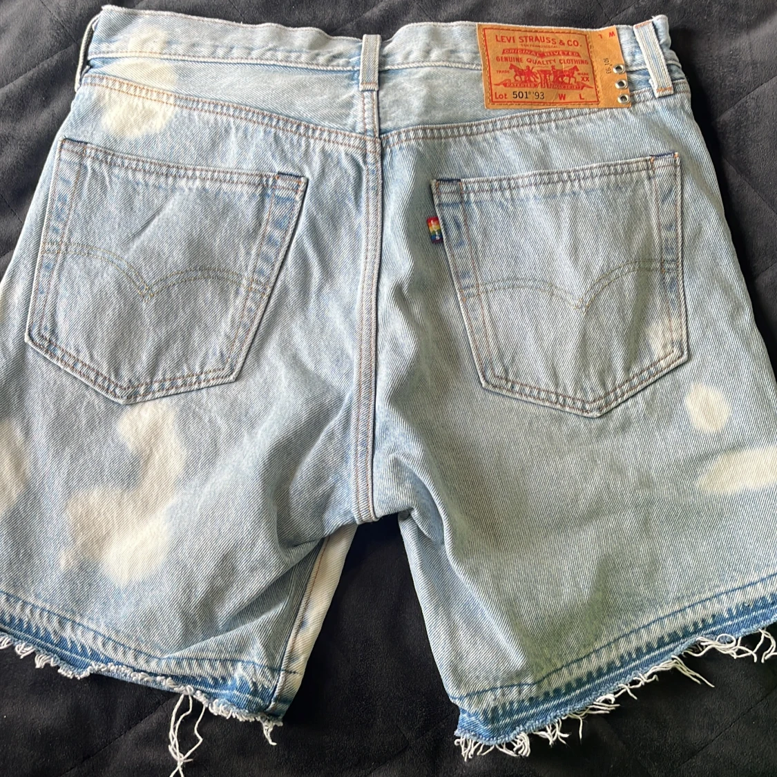 Levi's ljusblå jeansshorts med rå kant - 3