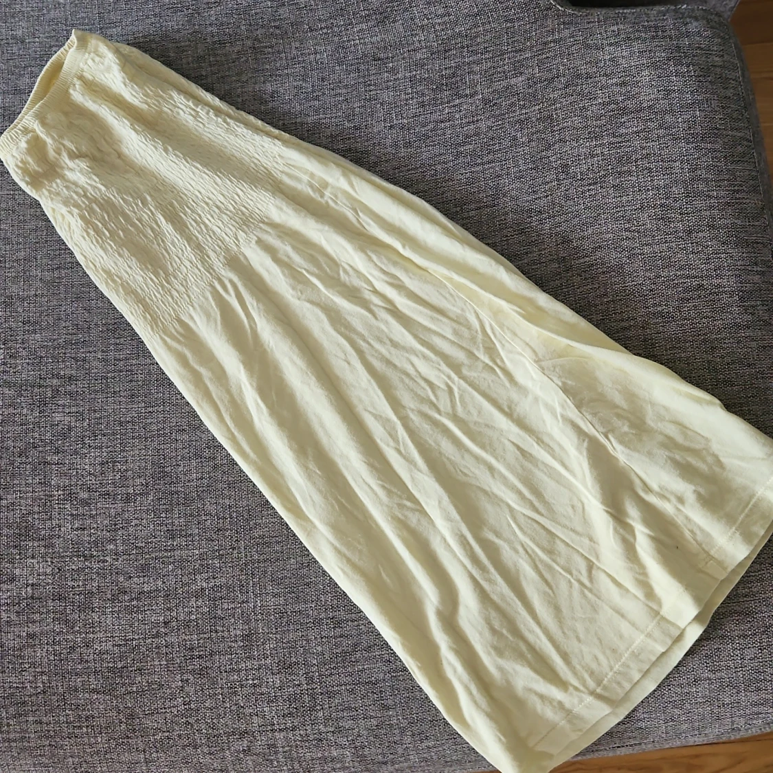 Ljusgul tubklänning med smock.