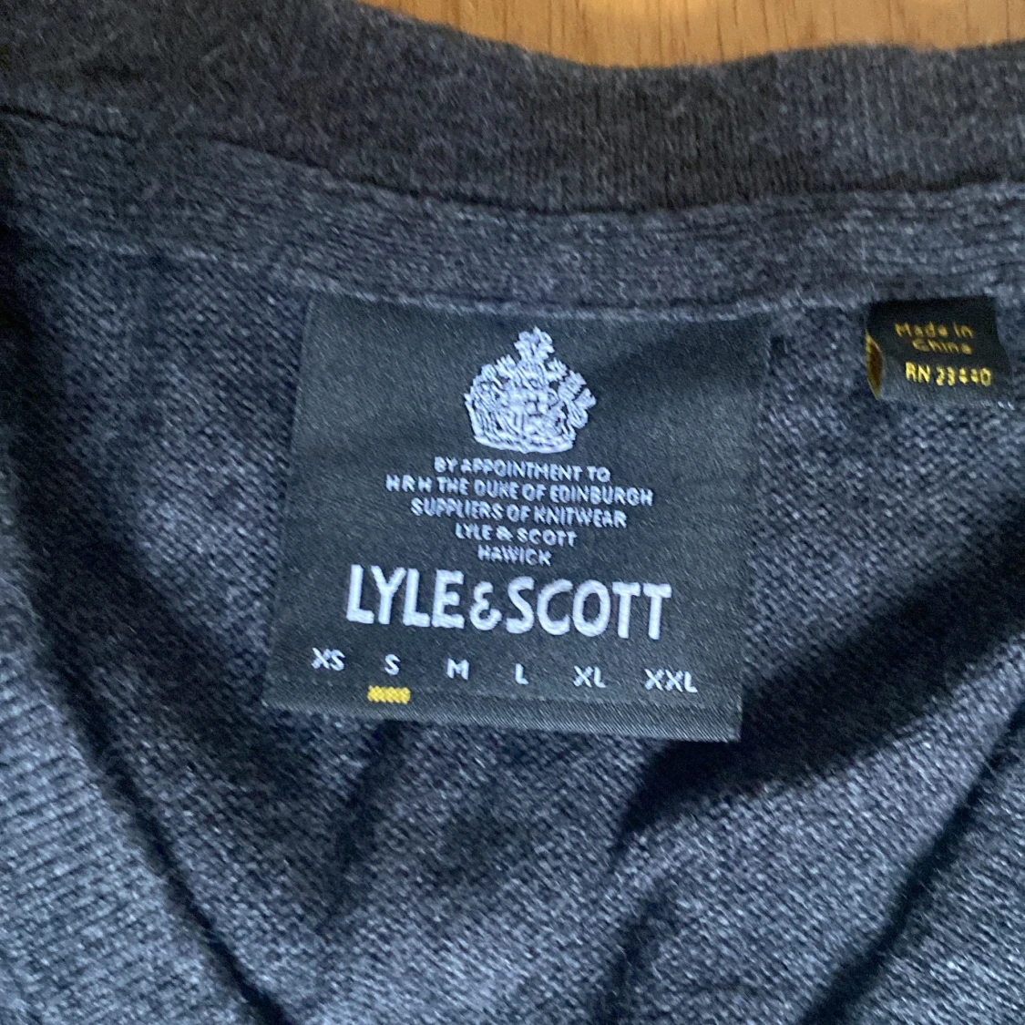 Svart stickad tröja från Lyle & Scott - 2