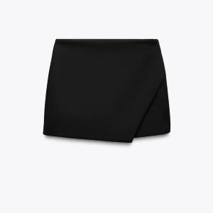 Svart kostymkjol från Zara  - Svart kostymkjol från Zara. De har en rak, kort passform och är perfekta för en clean och modern look. Materialet känns slätt och ger en dressad känsla. Aldrig använda. 