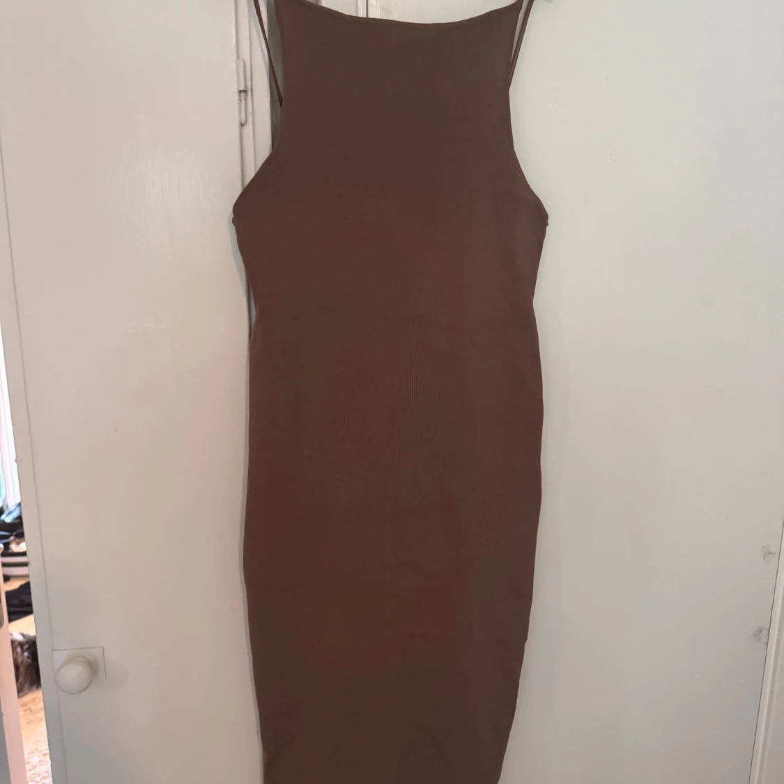 Brun ribbad långklänning med smala axelband
