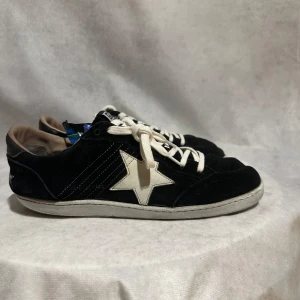 Golden goose skor - Ett par riktigt snygga golden goose skor, självklart äkta. Relativt använda där av slitaget på hälen samt det låga priset. 