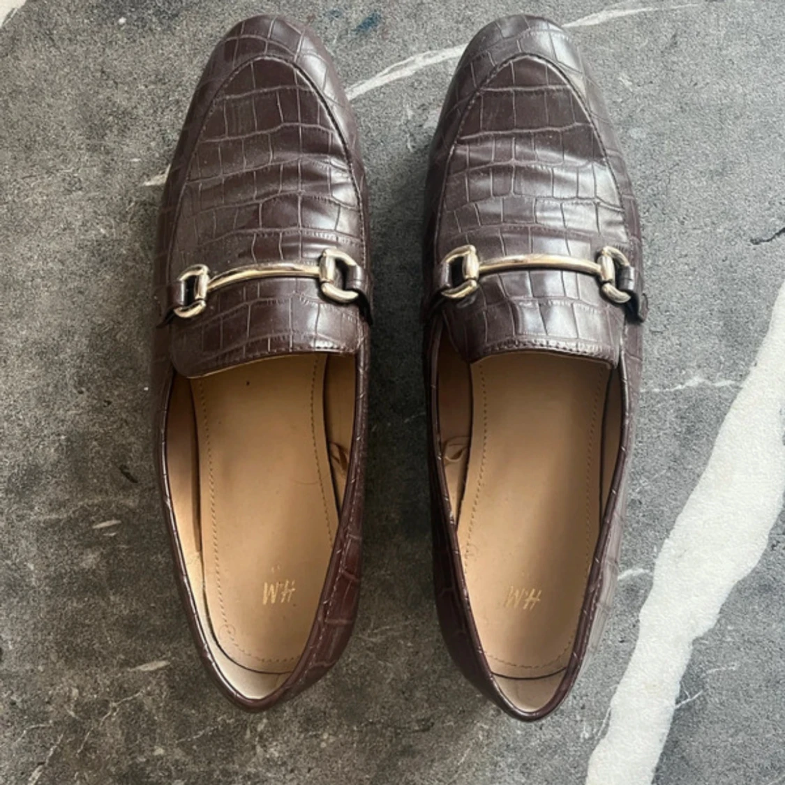 Bruna loafers med krokopräglat mönster - 1