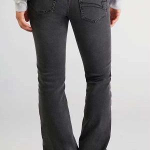 Junkyard jeans - Jätte fina mörgråa bootcut jeans med låg midja i storlek XS. Ny skick använt fåtal gånger. Dm för fler bilder eller frågor! Köpta för 700 säljer då för 500! Säljer pågrund av att de ej passar mig.