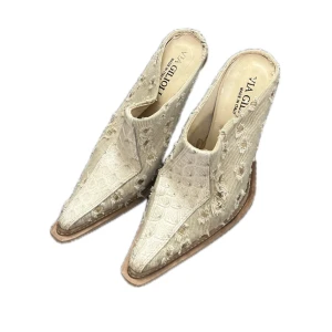 Beige klackskor från Via Gilioli - Unika beige klackskor från Via Gilioli med spetsig tå och hög klack. Skorna har en cool mix av slitna detaljer och strukturmönster, tillverkade i tyg och skinn 🥰