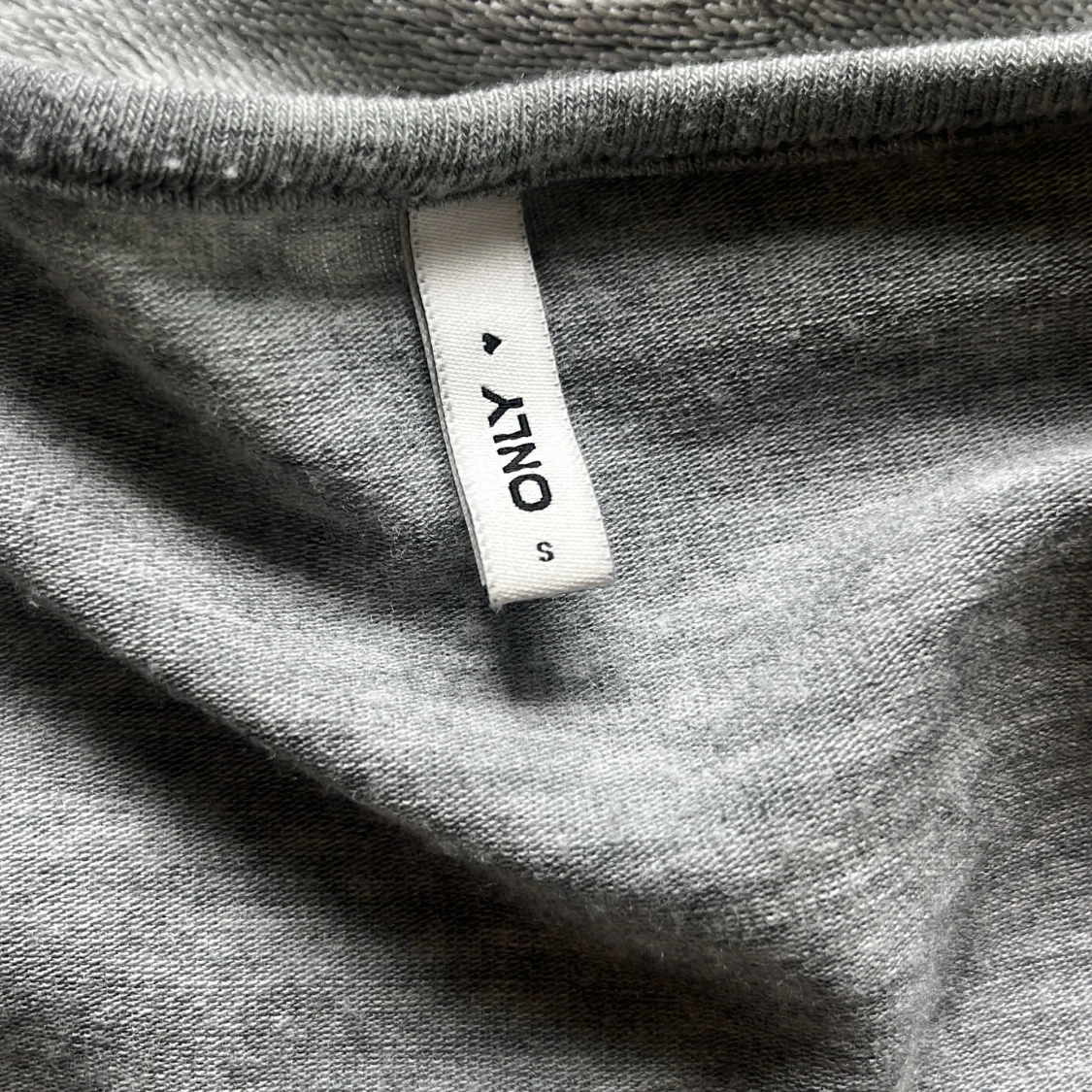 Grå omlottopp med knyt från ONLY - 2