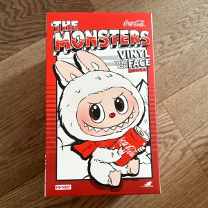 Labubu The Monsters äkta - Äkta labubu Coca Cola köpt direkt från POPMART i Amsterdam. 🩷 Kvitto finns och QR koden på baksidan bevisar att den är äkta! MÖTS UPP I STOCKHOLM 🤗Har en kvar!