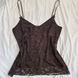 Brunt spetslinne  - Supersnyggt brunt spetslinne! Liten i storleken, passar M.