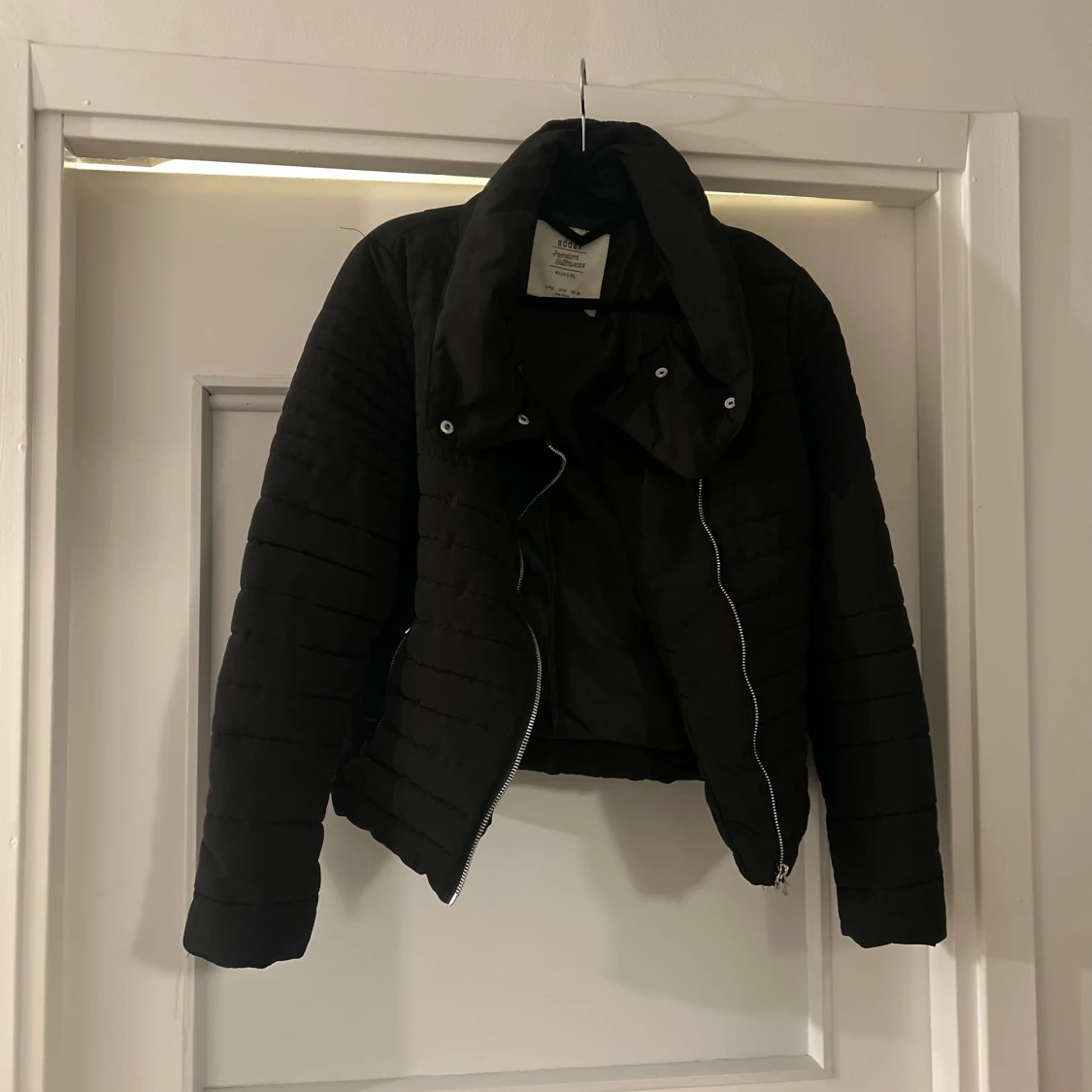 Svart quiltad pufferjacka med dragkedja