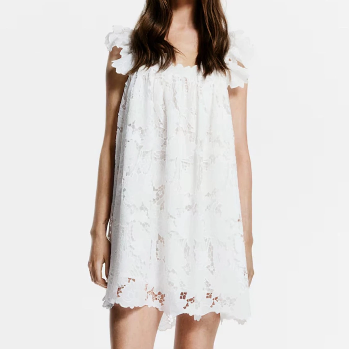 Vit spetsklänning med volangärmar
