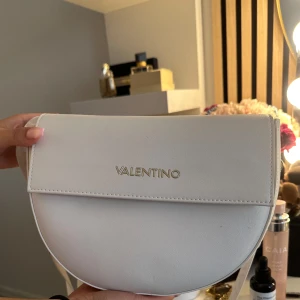 Vit väska från Valentino - Helt ny väska från valentino den har fortfarande prislappen på!