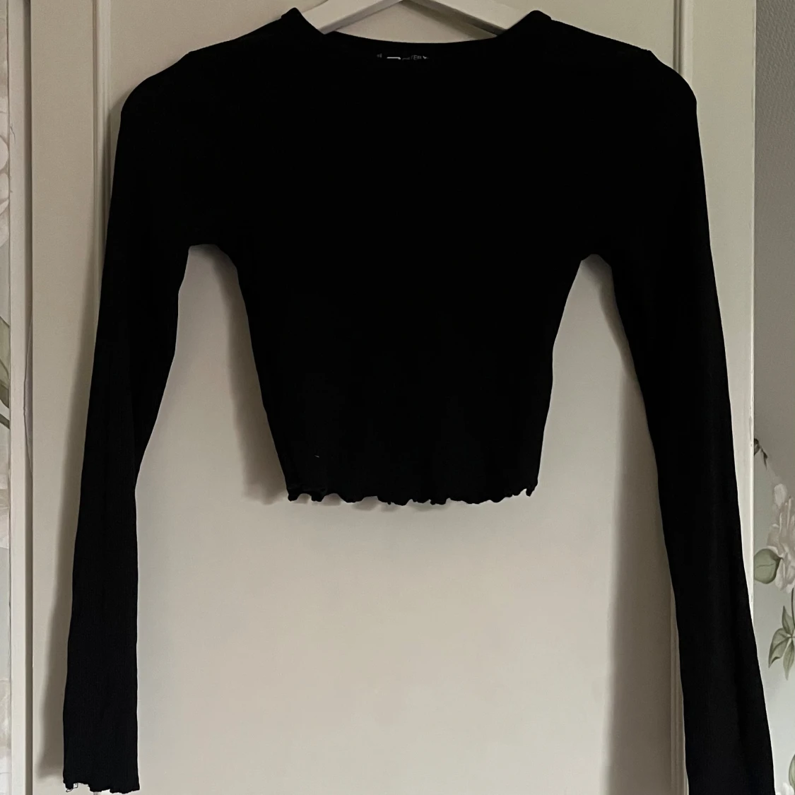Svart croppad långärmad tröja