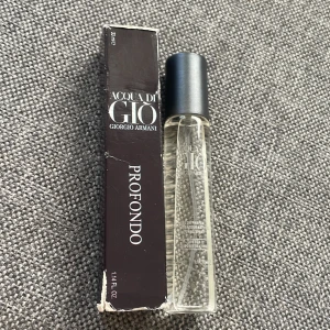 Acqua di Giò Profondo 33ml - Fräsch och modern parfym från Giorgio Armani, Acqua di Giò Profondo. Flaskan är cylinderformad i genomskinligt glas med svart lock. Kommer i originalkartong, 30 ml eau de parfum. En klassisk doft med marina och friska toner. Förpackning är sliten men parfym knappas använd!