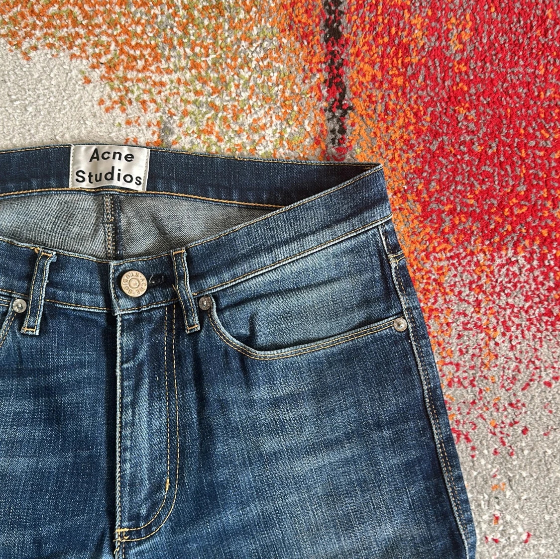 Blå jeans från Acne Studios med en sjuk fade