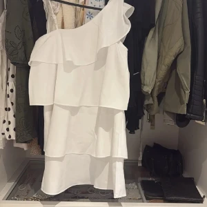 Vit volangklänning oneshoulder - så populär vit volang klänning från gina tricot i storlek 158 men sitter som XS!  🥰