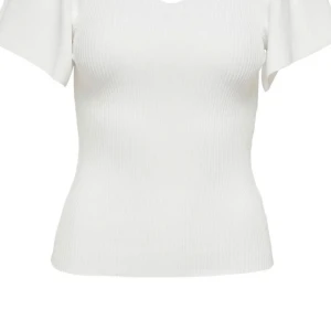 Vit ribbad topp med puffärm och knyt - Superfin vit ribbad topp med korta puffärmar och v-ringning både fram och bak. Toppen har en söt knytning i ryggen som ger extra detalj. Figurnära passform och stretchigt material som känns bekvämt och snyggt. Perfekt till jeans eller kjol för en fräsch look.