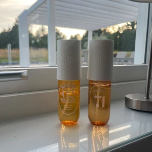 Sol de Janeiro duo 62 och 71 - Man får alltså båda två om man köper !!   (Prisert kan diskuteras )                                                                      Två Sol de Janeiro parfymmister: 62:an och 71:an 😍 Sol de Janeiro 62 : Doftar salt karamell med pistage!! Somrigt ☀️🌞.                                                    Sol de Janeiro 71: Doftar vanilj , bakverk , rostade macadiema nöter 🍨🍮