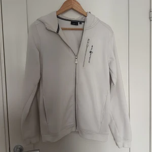 Vit  Sail Racing hoodie - Säljer min Vita Sail Racing hoodie, för har ingen användning för den längre. Använd i 2-3 månader max. Pris kan möjligen diskuteras🤗
