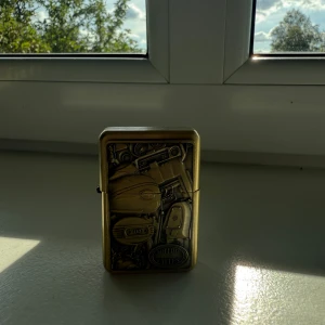 Zippo-tändare - Som titeln nämner en fungerande zippo tändare med motorcykel motiv!