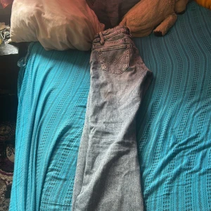 Ljusblå jeans från Perfect Jeans, stl 34 - Säljer ett par ljusblå jeans från Perfect Jeans i storlek 34. Jeansen har klassisk femficksdesign, snygga kontrastsömmar på bakfickorna och raka ben. Perfekt för dig som gillar en avslappnad och tidlös look.