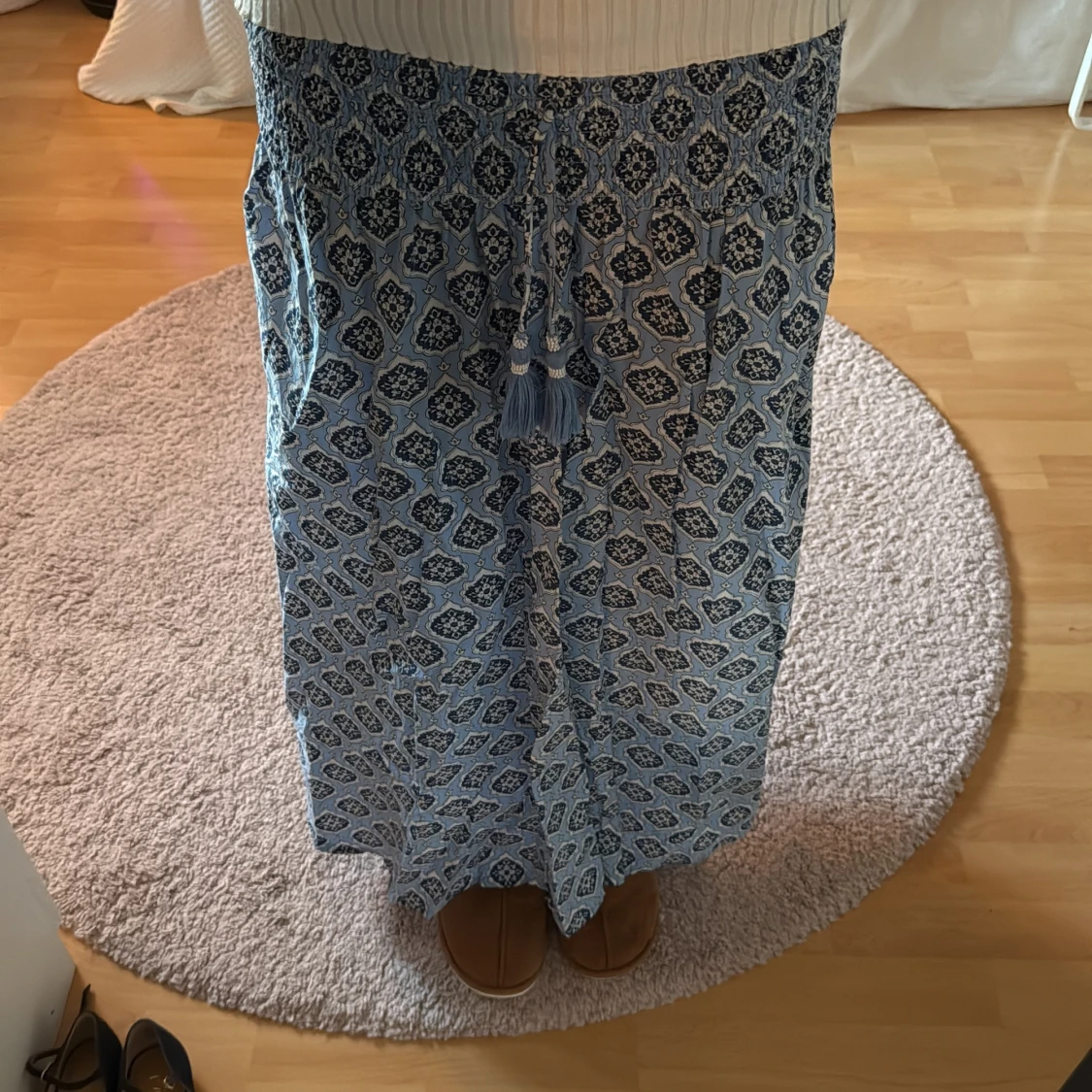 Blå långkjol med mönster och snörning