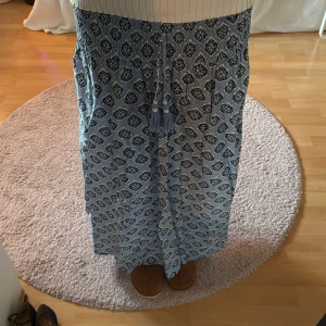 Blå långkjol med mönster och snörning - Super söt lång kjol från Gina säljer pga att den inte passar mig längre Passar perfekt till sommaren och vårens alla outfits!😍 