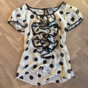 Prickig blus - Jättefin prickig blus med volang!