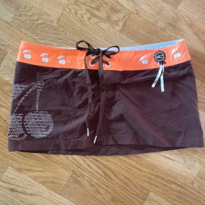 Mini kjol - Skit snygg brun o orange mini kjol. Y2k! Vintage. Passar storlek s. Bra skick.