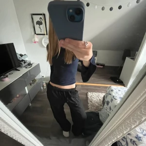 Svarta linnebyxor XS från & Other Stories - Svarta linnebyxor från & Other Stories i storlek XS. Byxorna har elastisk midja med snörning, raka ben och två bakfickor. Perfekta för en chill och avslappnad stil, superlätta och sköna att bära. Aldrig använda.