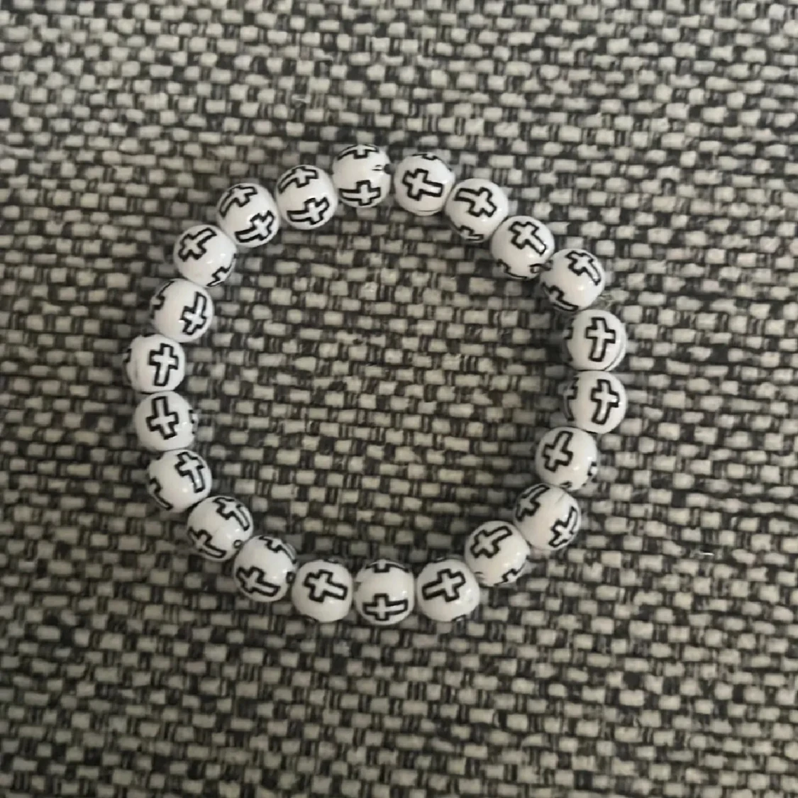 Vitt pärlarmband med svarta kors