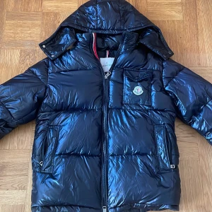 Moncler jacka  - Moncler som jag fick men va stor jage size xs och den är s-m men passar s bättre, inga skador p jackan alls är som den ska se ut ny, finns nfc tag och qr kod legit