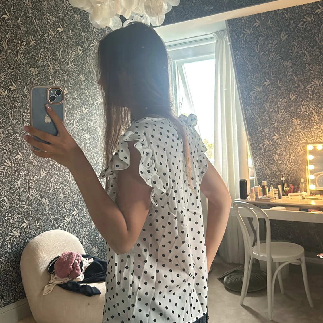 Vit prickig blus med volangärmar - 3