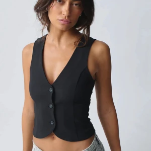 Svart väst med knappar från Gina Tricot - Säljer denna svarta väst från Gina i storlek xs. Den är aldrig använd och känner därför att jag vill sälja! Den är i storlek xs. Köpt för : 460kr💓 slutsåld!! 