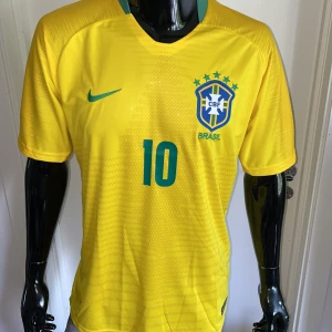 Brasilien landslagströja neymar 10 storlek L - Storlek L. Fin replika. Helt ny och oanvänd. Pris: 349:-. Skickas direk inom 24h