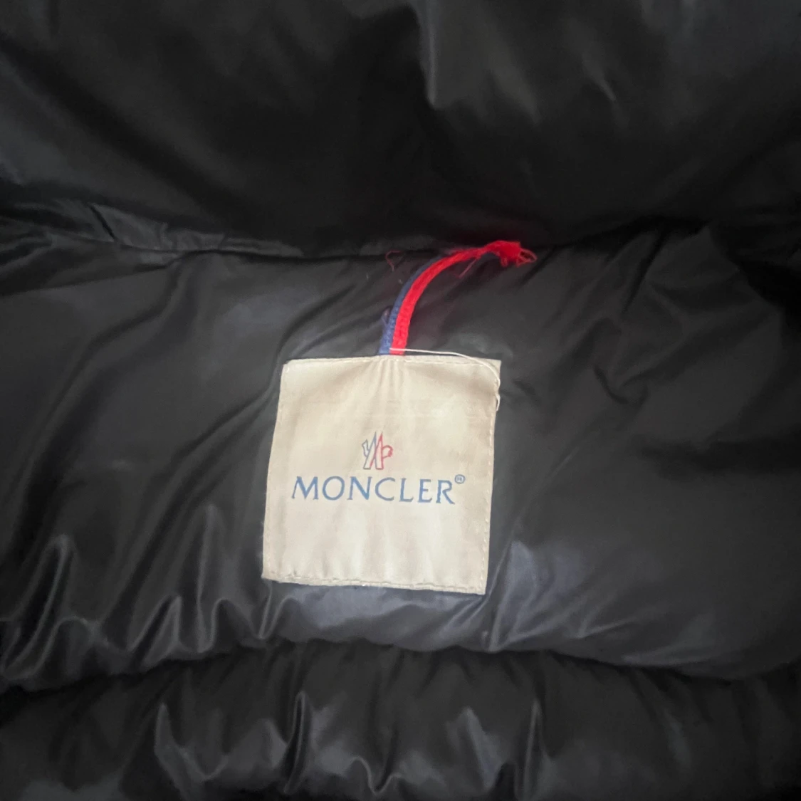 Röd Moncler dunjacka med huva - 2