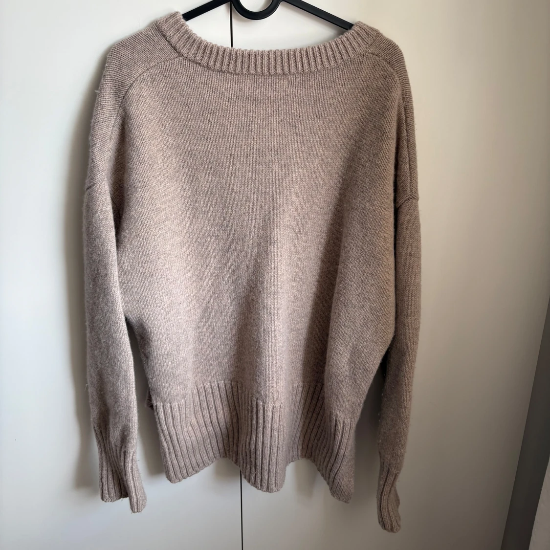 Beige stickad v-ringad tröja från Wera - 1