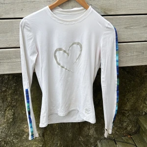 Konståknings vit Thuono tröja  -  Vit träningströja från Thuono, super fin på isen och matchar med allt. Super skön att ah på fys på sommaren då de är varmt eller annat, jag säljer för jag har två och vill sälja 1. NYPRIS 670kr 🌸 och 