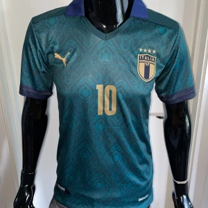 Italien insigne 10 storlek S  - Storlek: S, fin replika, helt ny och oanvänd. Pris: 349:- skickas direkt ink. 24h