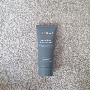 Hickap Pore Refining Detox Mud Mask - En grå detox lermask från Hickap med salicylsyra och aktivt kol som rengör på djupet och minskar porer. 100% vegansk och passar blandhy och oljig hy. Tuben rymmer 100 ml och masken har en krämig konsistens som appliceras i ett tunt lager. Den är endast testad på handen en gång, därav priset!