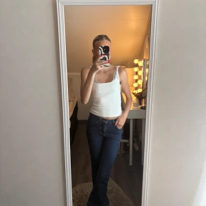 Jeans - Jeans från Gina tricot i strl 32! Endast använd ett fåtal gånger, i ett mycket bra skick