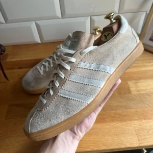 Adidas tobacco  - Ett par riktigt schyssta sneakers från en Adidas. Storlek 44 2/3. Fint skick endast lite smutsiga man kan sa att det knappast är nån användning på sulan. 