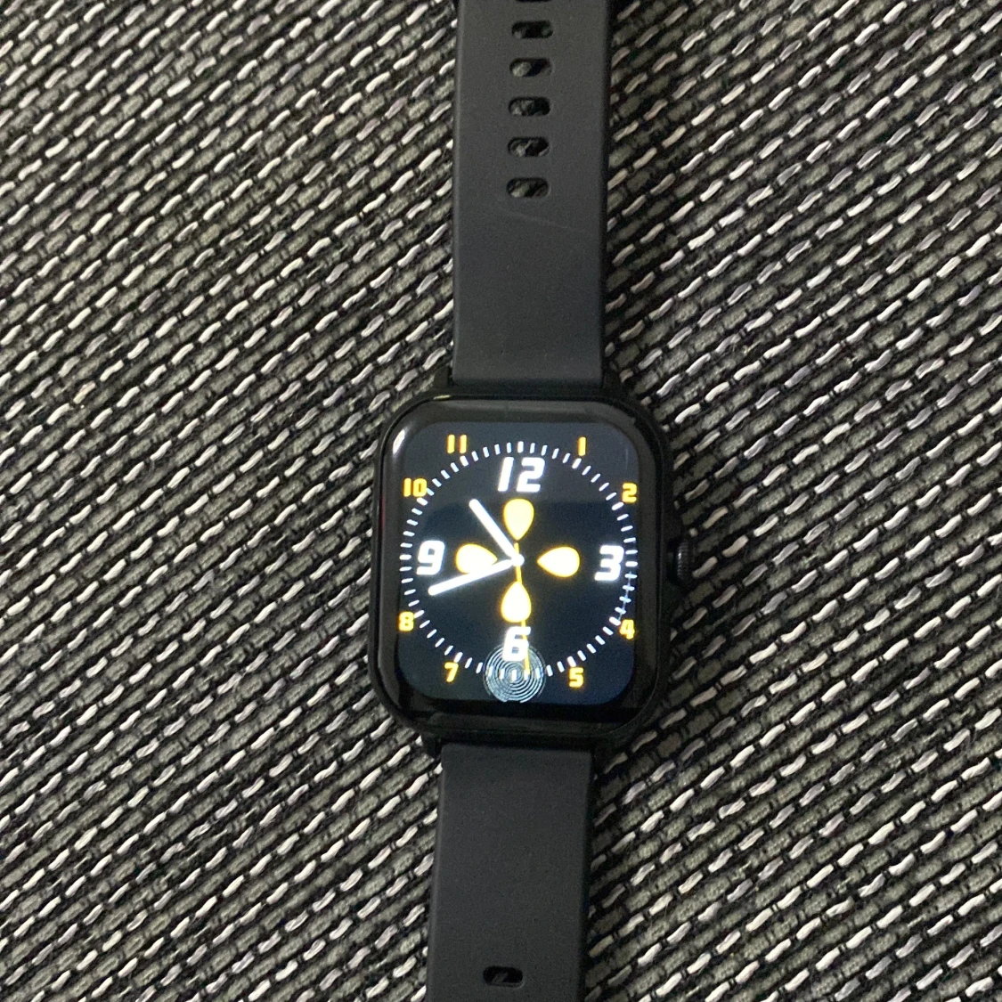 Svart smartklocka med silikonarmband